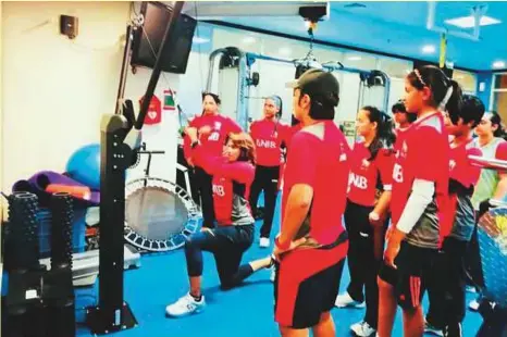  ?? Courtesy: G Force ?? ■ India women’s cricket team strength and conditioni­ng coach Kavita Pandya trains UAE women cricketers at G Force Academy.