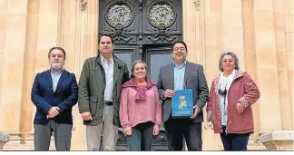  ?? ?? En la Real Escuela con su director, Jorge Ramos, y Gema García Bermúdez.