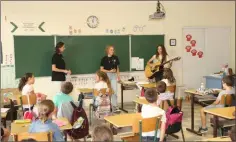  ??  ?? Musiques et chants avec les demoiselle­s de l’associatio­n