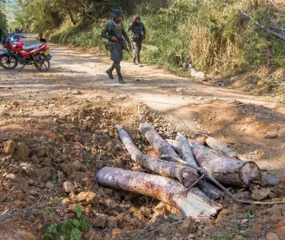  ?? FOTO ?? El pasado 11 de abril un explosivo instalado en la vía San Pedro de Urabá - Arboletes por integrante­s del Clan del Golfo al mando de alias Siopas mató a ocho policías.