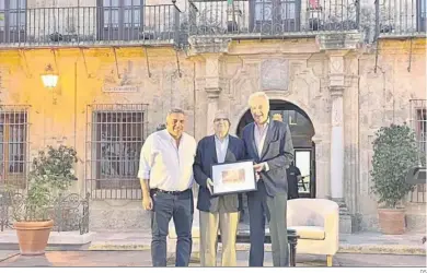  ?? DS ?? Rogelio Reyes, entre Pablo Gutiérrez Alviz y Miguel Ángel Nogales, delegado de Cultura de Lora del Río.