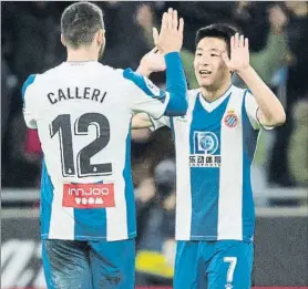  ?? FOTO: PUNTÍ ?? Wu Lei y Calleri, celebrando un gol
Los partidos del Espanyol son seguidos en China
