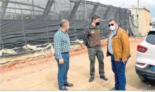  ?? DIARIO DE ALMERÍA ?? Antonio Gómez y Francisco Pérez visitan el camino rural ‘El Lote’ ubicado en el núcleo ejidense de Balerma.