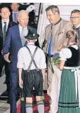  ?? ?? Markus Söder begrüßt US-Präsident Joe Biden bei der Ankunft in München.