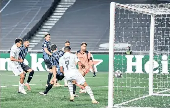  ?? /EFE. ?? Marquinhos (5) empujó al fondo de la portería un débil tiro-centro de Neymar y le devolvió la vida al equipo parisino justo al minuto 90 con el 1-1 parcial.