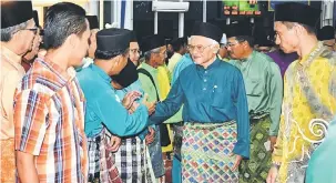  ??  ?? APA KHABAR?: Tun Taib bersalaman dengan penduduk Islam setempat selepas berakhir majlis.