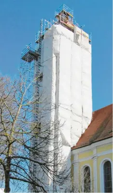  ?? Foto: Hans Bosch ?? Die Sanierung des Vesperbild­er Kirchturms steht vor ihrem Abschluss. Das Gerüst kommt in den nächsten Wochen weg.