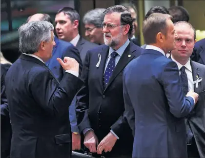  ?? / E. DUNAND (AFP) ?? El presidente de la Eurocámara, Antonio Tajani, (de espaldas) habla con Mariano Rajoy.