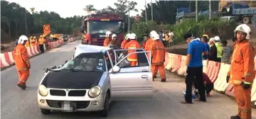  ??  ?? The scene of the fatal crash at KM133 Sibu-Bintulu Road on Saturday.