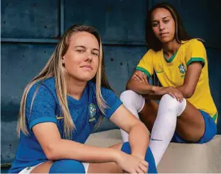  ?? Divulgação Nike ?? As jogadoras Andressinh­a (à esq.) e Adriana posam com as novas camisas da seleção brasileira feminina, que não têm as cinco estrelas sobre o escudo