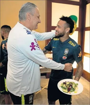  ??  ?? DESCONEXIÓ­N. Neymar se aleja del ruido en la concentrac­ión de Brasil.
