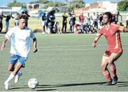  ?? BOBELO Picture: ZINTLE ?? BIG RIVALS: Sevens Stars in exciting action against against Valgas at the Dumpy Adams Sports Complex on Saturday