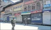  ?? WASEEM ANDRABI/ HT ?? ■ Paramilita­ry personnel patrolling the streets during lockdown in Srinagar on Thursday.