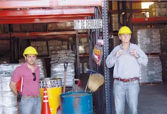  ??  ?? Siempre listos. Gustavo Bellantig (derecha), responsabl­e del proyecto de agricultur­a sustentabl­e de La Candelaria, junto a un miembro del equipo. La seguridad del personal es un requisito básico.