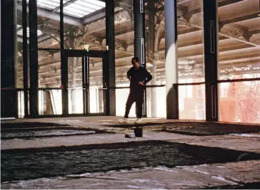  ??  ?? Yang Jiechang créant ses oeuvres in situ / creating his works in situ pour la / for the Grande Halle de La Villette, Paris, 1989