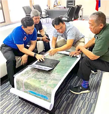  ??  ?? Support Transporta­tion Secretary Arthur Tugade confers with Calamba Mayor Justin Marc Chipeco who vowed support on the right of way issue.