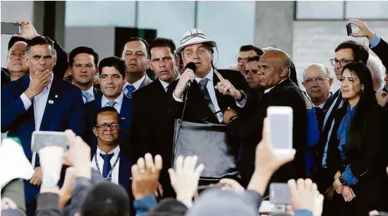  ?? Eliezer Oliveira/Futura Press/Folhapress ?? Com chapéu de vaqueiro, o presidente Jair Bolsonaro discursa em Vitória da Conquista (BA), ao lado de ACM Neto, prefeito de Salvador