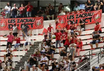  ?? (Photos Luc Boutria) ?? Eparpillés dans les quatre tribunes du stade, les supporters toulonnais ont pu redonner de la voix et pousser fort au moment où les joueurs en avaient besoin.