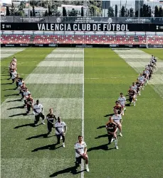  ?? /EFE. ?? Los jugadores del Valencia formaron una ‘v’ mientras ponían una rodilla en el piso para protestar por el racismo.