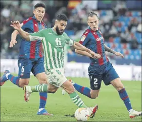  ?? FOTO: EFE ?? Nabil Fekir consiguió un doblete en el Ciutat de València