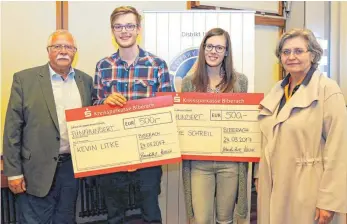  ?? FOTO: GERD MÄGERLE ?? Kevin Litke (2. v. l.) und Valerie Schreil (2. v. r.) haben den Berufsprei­s des Rotary-Clubs Biberach Weißer Turm von den Vorstandsm­itgliedern Wolfgang Rieger (l.) und Renate Granacher-Buroh (r.) erhalten.