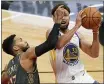  ?? NAM Y. HUH — THE ASSOCIATED PRESS ?? Warriors guard Stephen Curry, right, drives to the basket against Chicago Bulls guard Garrett Temple during the second half in Chicago on Sunday.