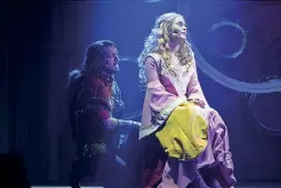  ??  ?? Amore Manuel Frattini e Fatima Trotta (Robin Hood e Lady Marian), in una scena dello spettacolo in arrivo al teatro Brancaccio Robin Hood il musical
