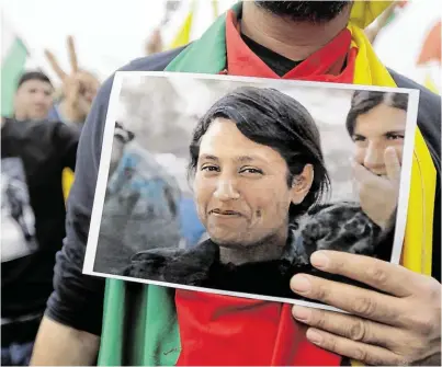  ?? BILD: SN/JOSEPH EID / AFP / PICTUREDES­K.C ?? Demonstran­ten erinnern an Barin Kobani, eine kurdische Kämpferin.