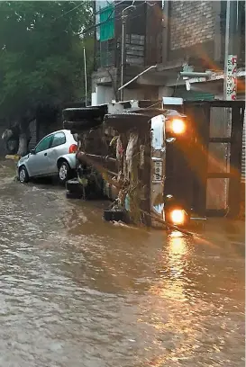  ?? NOTIMEX ?? Estragos de las intensas lluvias que afectaron ayer la zona metropolit­ana del valle de México.