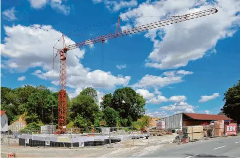  ?? Foto: Thorsten Jordan ?? Wohnungen sind knapp und teuer, doch in etlichen Orten hat man das Problem nicht nur erkannt, sondern auch versucht, Abhilfe zu schaffen: Unser Bild zeigt die Baustelle, an der in Scheuring öffentlich geförderte Wohnungen errichtet werden.