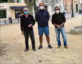  ?? (Photo P. P.) ?? Guillaume Abbe, au centre, président de la Boule tropézienn­e avec Jean-Pierre et Jean-Marie qui viennent « taper la boule » quasiment tous les jours depuis le  mai.