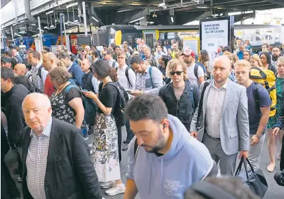  ?? ?? Ein Streik der britischen Eisenbahne­rgewerksch­aft RMT – zu sehen Pendler bei der Ankunft in der Waterloo Station in London – sorgt auf der Insel für ein Verkehrsch­aos.