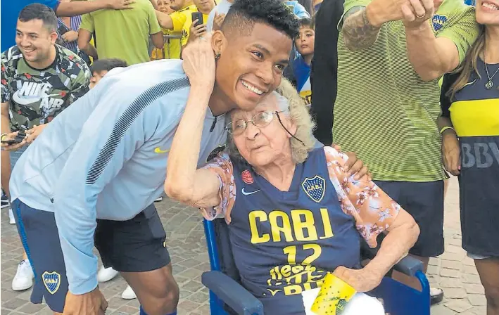 ?? PRENSA BOCA ?? Con todo cariño. El colombiano Wilmar Barrios recibe el afecto de una abuela tucumana hincha de Boca. Una multitud le brindó paz y afecto al equipo de Barros Schelotto,