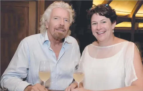  ?? Picture: SUPPLIED ?? INSPIRED: Cairns businesswo­man Shelley Wild has a glass of wine with Sir Richard Branson in the Virgin Islands.