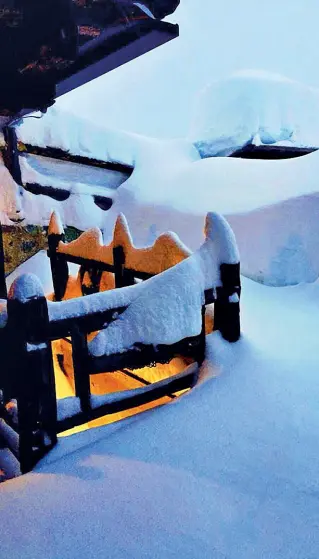  ??  ?? Spettacolo bianco Una suggestiva immagine di Livigno dopo l’ennesima nevicata