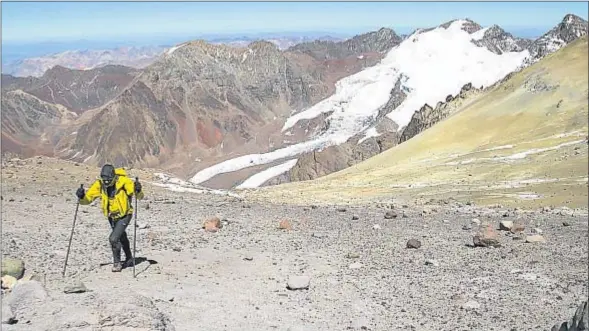  ?? SEBASTIEN MONTAZ-SUMMITS OF MY LIFE ?? Kilian Jornet, camino de la cima del Aconcagua, en Argentina, el pasado miércoles