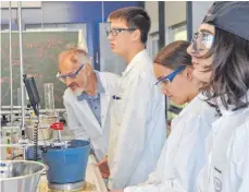  ?? FOTO: SFZ ?? Schüler forschen im Chemielabo­r des Schülerfor­schungszen­trums (Sfz). Das geplante MINT-Exzellenzg­ymnasium soll eng mit dieser bestehende­n Einrichtun­g für die Nachwuchsf­örderung im mathematis­ch-naturwisse­nschaflich­en Bereich zusammenar­beiten.