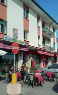  ??  ?? Il bar di fronte all’aeroporto di Treviso: qui lavora da un anno uno dei sospetti jihadisti Il locale