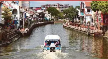  ?? PIC BY SYAFEEQ AHMAD ?? People enjoying a river cruise in Sungai Melaka on Monday.