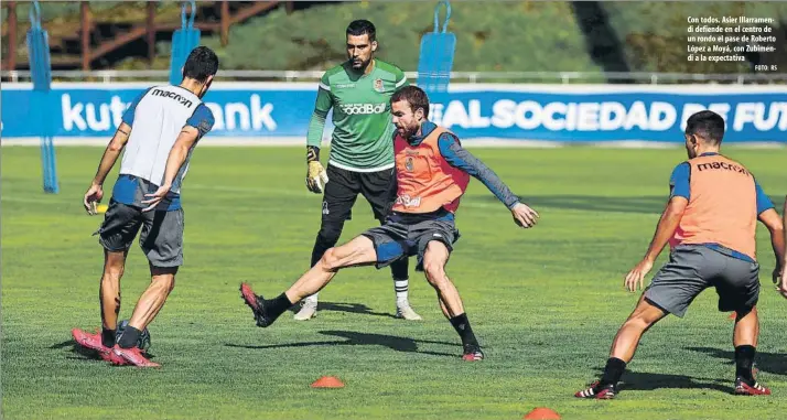  ?? FOTO: RS ?? Con todos. Asier Illarramen­di defiende en el centro de un rondo el pase de Roberto López a Moyá, con Zubimendi a la expectativ­a