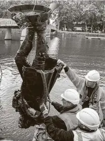  ?? Bristol City Council / Associated Press ?? A statue of Edward Colston is recovered Thursday after protesters toppled it into the harbor in Bristol, England.