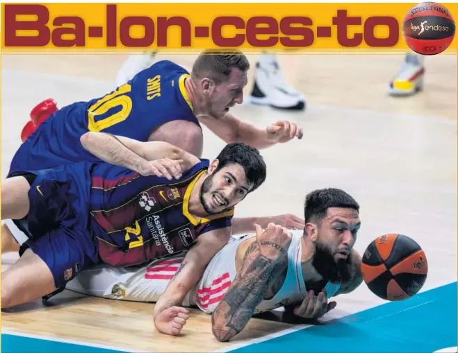  ??  ?? Los barcelonis­tas Rolands Smits y Álex Abrines le disputan un balón en el suelo sobre la línea de fondo al madridista Vincent Poirier.