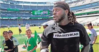  ?? AL DIAZ, AP ?? Miami’s Jay Ajayi shows support for Colin Kaepernick on Sunday.