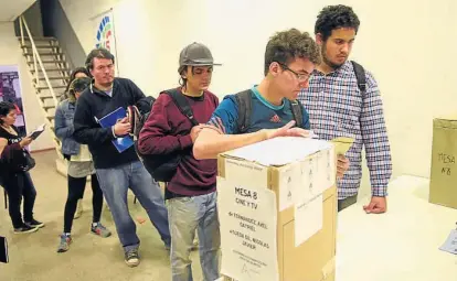  ?? (RAMIRO PEREYRA) ?? Artes. En algunas facultades hubo demoras debido a que algunos estudiante­s no interpreta­ban correctame­nte el uso de la Boleta Única, pese a las campañas de concientiz­ación de las agrupacion­es estudianti­les.