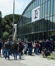  ?? (Cautillo) ?? I candidati in coda per entrare alla Fiera di Foggia