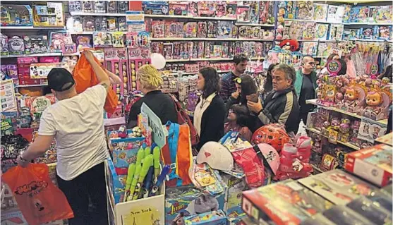  ?? (FACUNDO LUQUE) ?? A pleno. En una juguetería de un shopping, anoche, la promoción era del 30 por ciento de descuento. Estuvo colmada.