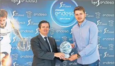  ??  ?? PREMIO ENDESA. Borja Prado, presidente de Endesa, entrega el premio a Luka Doncic.