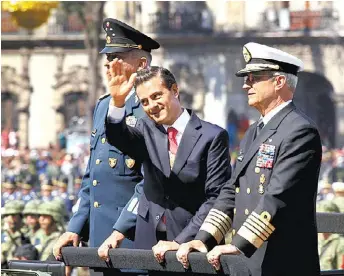  ?? OCTAVIO HOYOS ?? El Presidente y los secretario­s de la Defensa y la Marina a bordo de un vehículo militar.