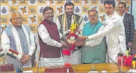  ?? PTI ?? Nayab Singh Saini (centre) is felicitate­d by BJP leaders after he was chosen as Haryana’s new CM.