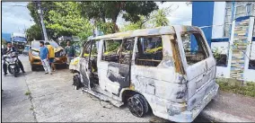  ?? VICTOR MARTIN ?? Photo shows a burnt sport utility vehicle believed used by the assailants after the ambush of Aparri Vice Mayor Rommel Alameda and his five companions.
